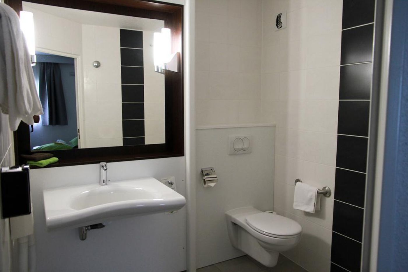 Mandarina-Hotel-Luxembourg-Airport-General-view-7