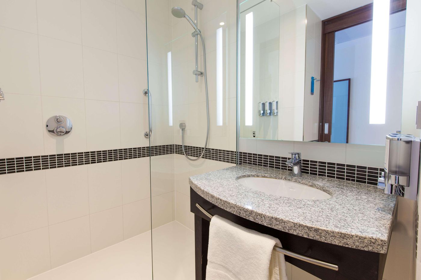 Hampton-By-Hilton-Amsterdam-City-Centre-East-Room-33