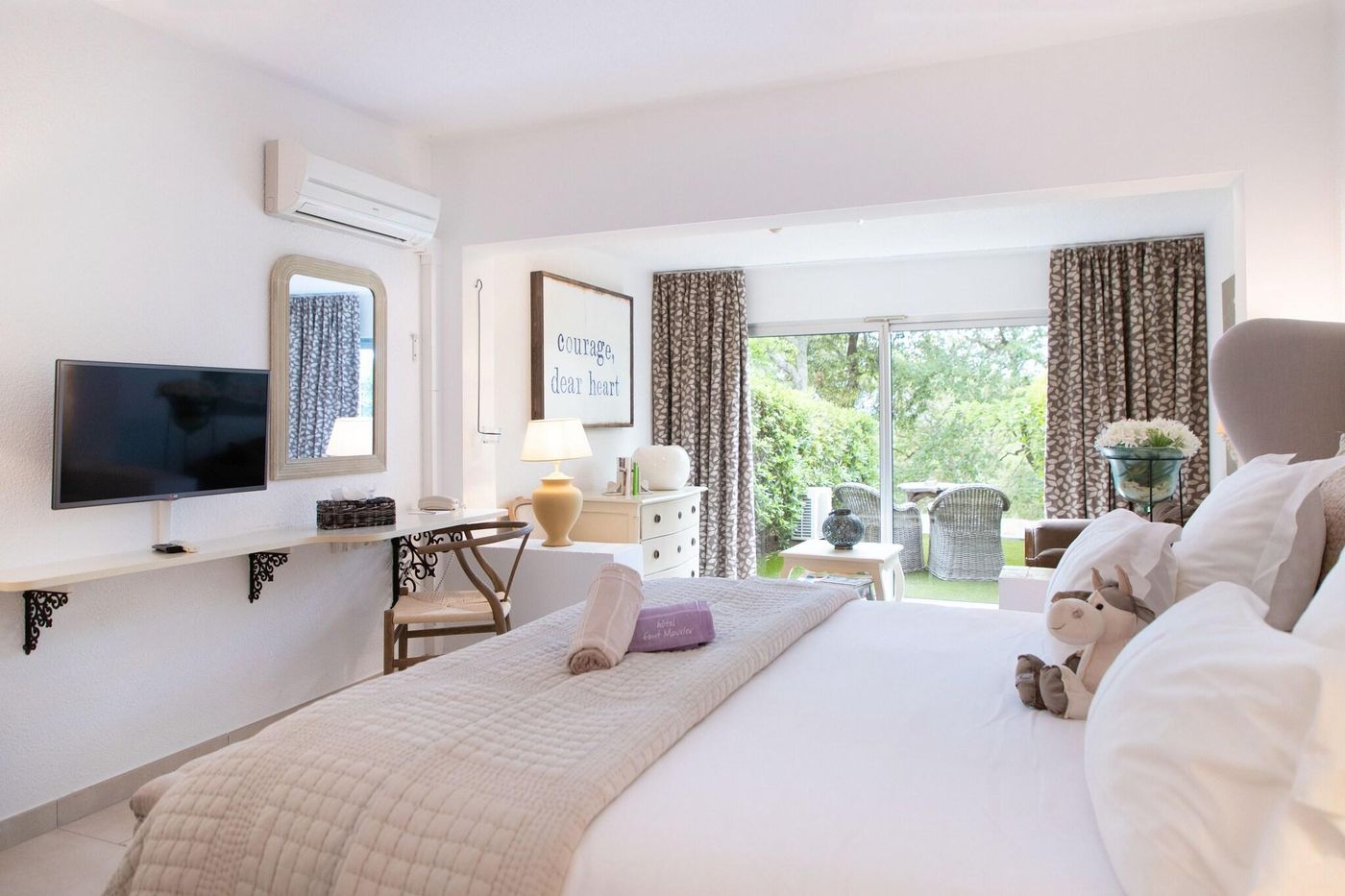 Font-Mourier-Hotel-Room-22