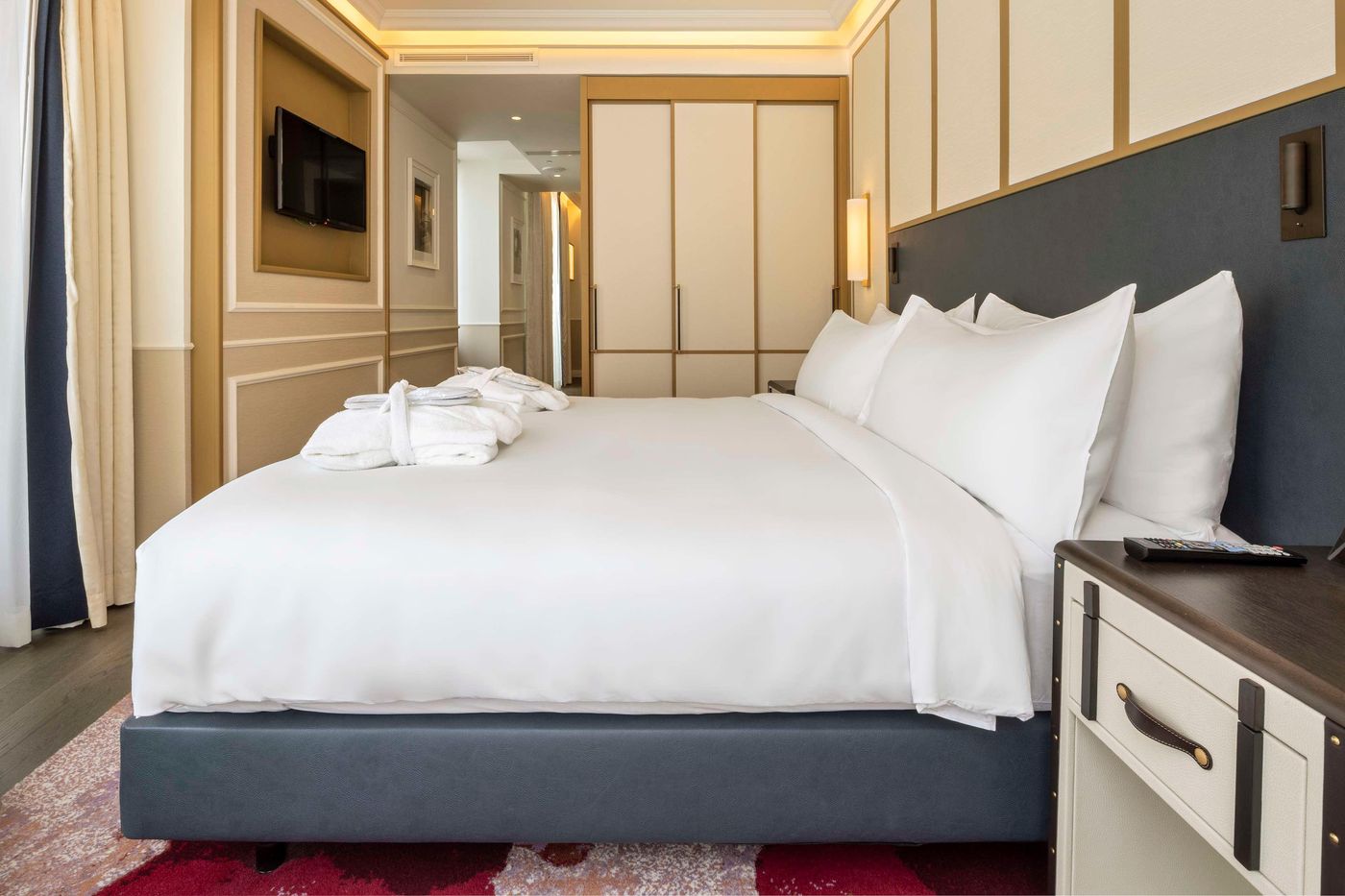 The-Emerald-House-Lisbon--Curio-Collection-by-Hilt-Room-33