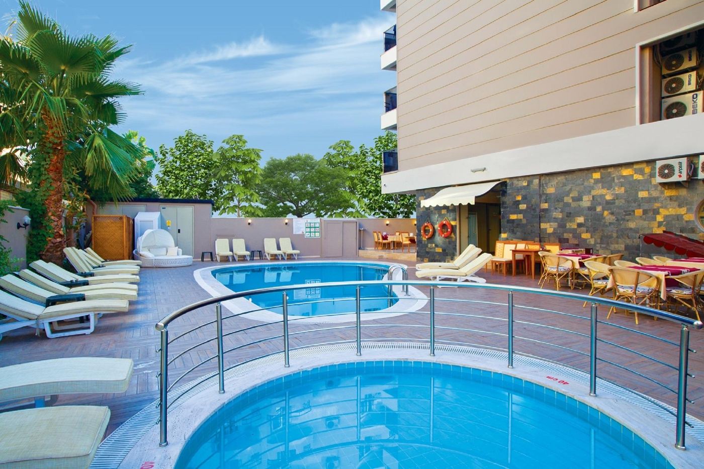 Malibu-Beach-Hotel-Pool-3