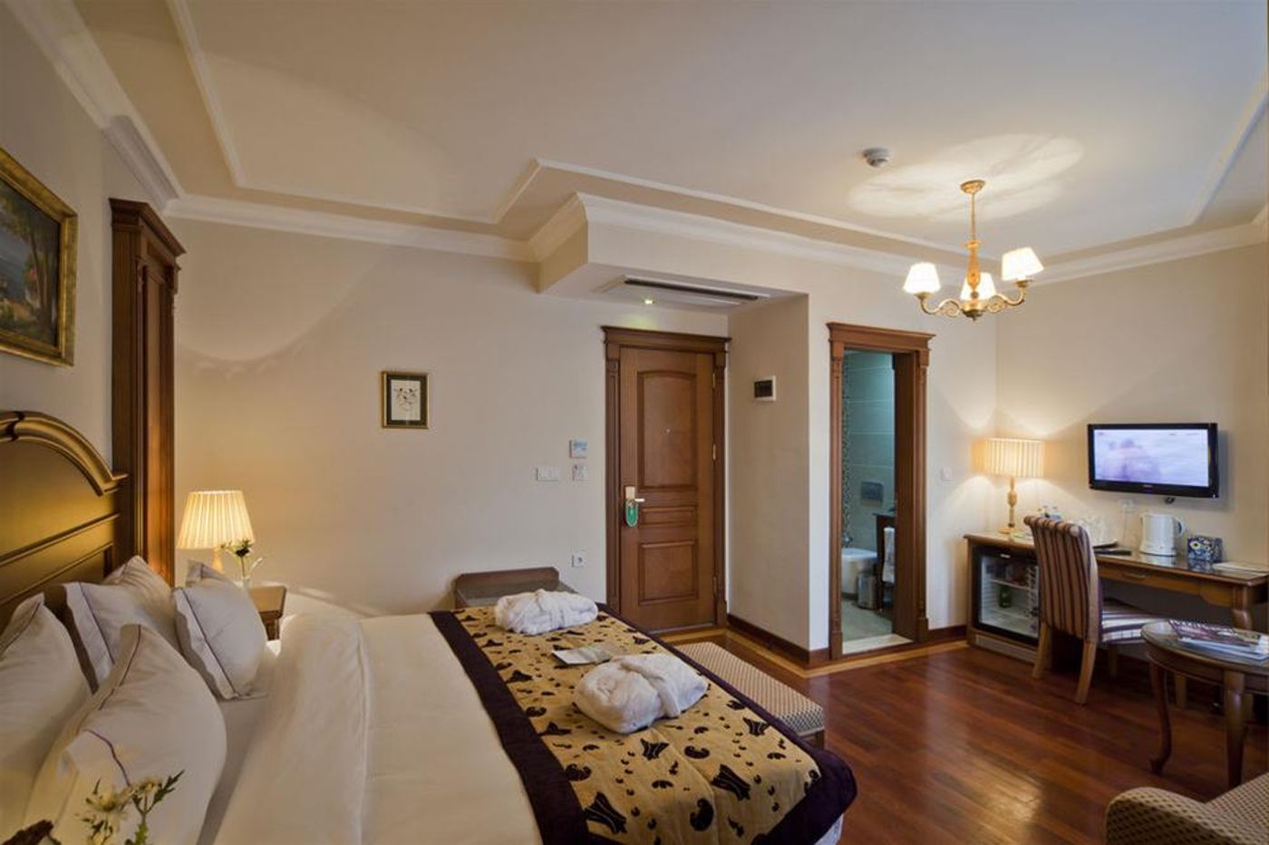 Glk-Premier-The-Home-Suites---Spa-Room-7