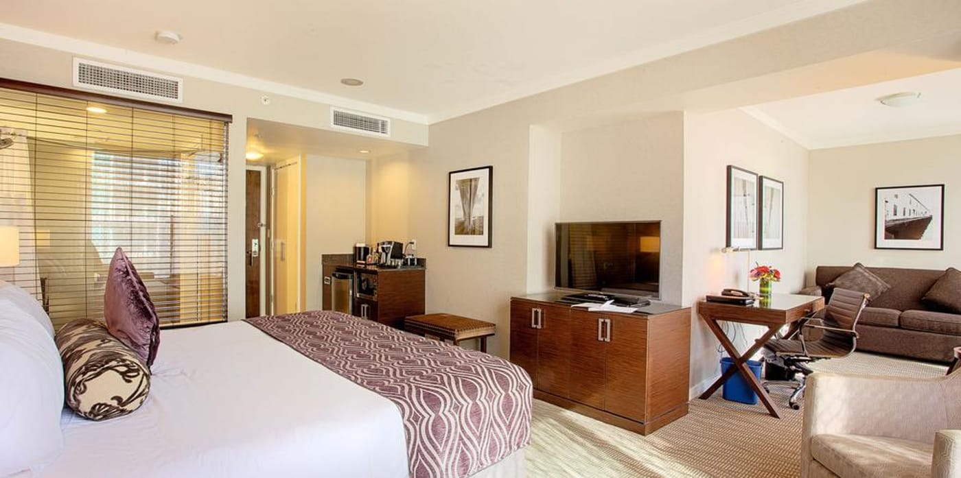 Pinnacle-Hotel-at-the-Pier-Room-20