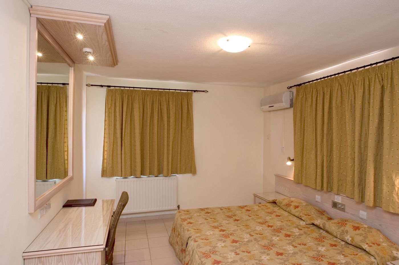 Senator-Hotel-Apartments-Room-33