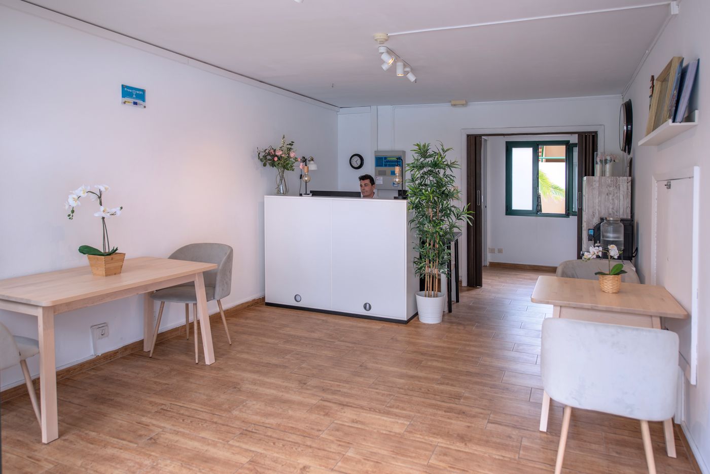 Los-Rosales-Lobby-64