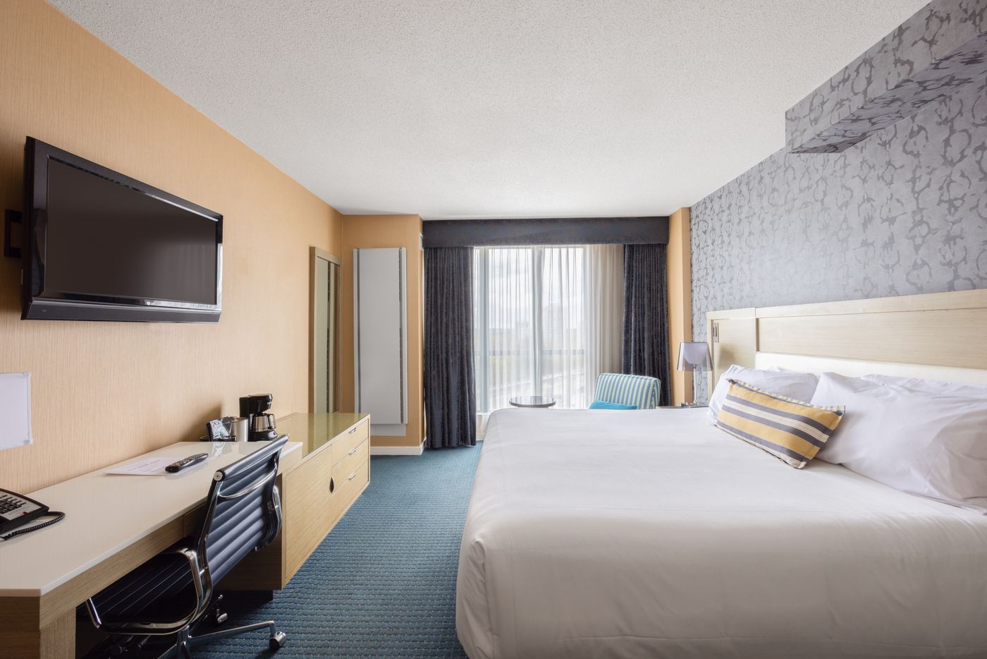 Executive-Plaza-Hotel-Conference-Centre-Coquitlam-BC-Room-20