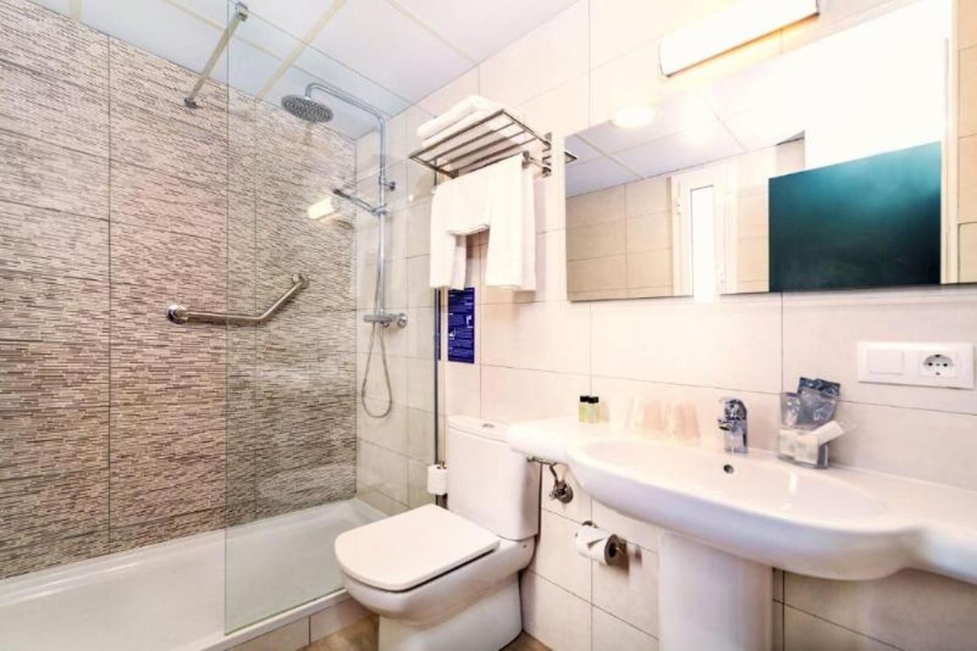 Xaine Park - Double or Twin Bed Room