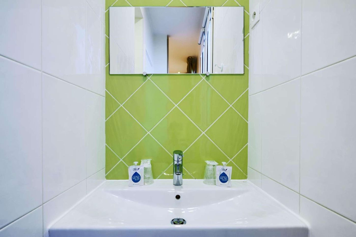 Kyriad-Par----s-10---Canal-Saint-Martin--R----publique-Room-56