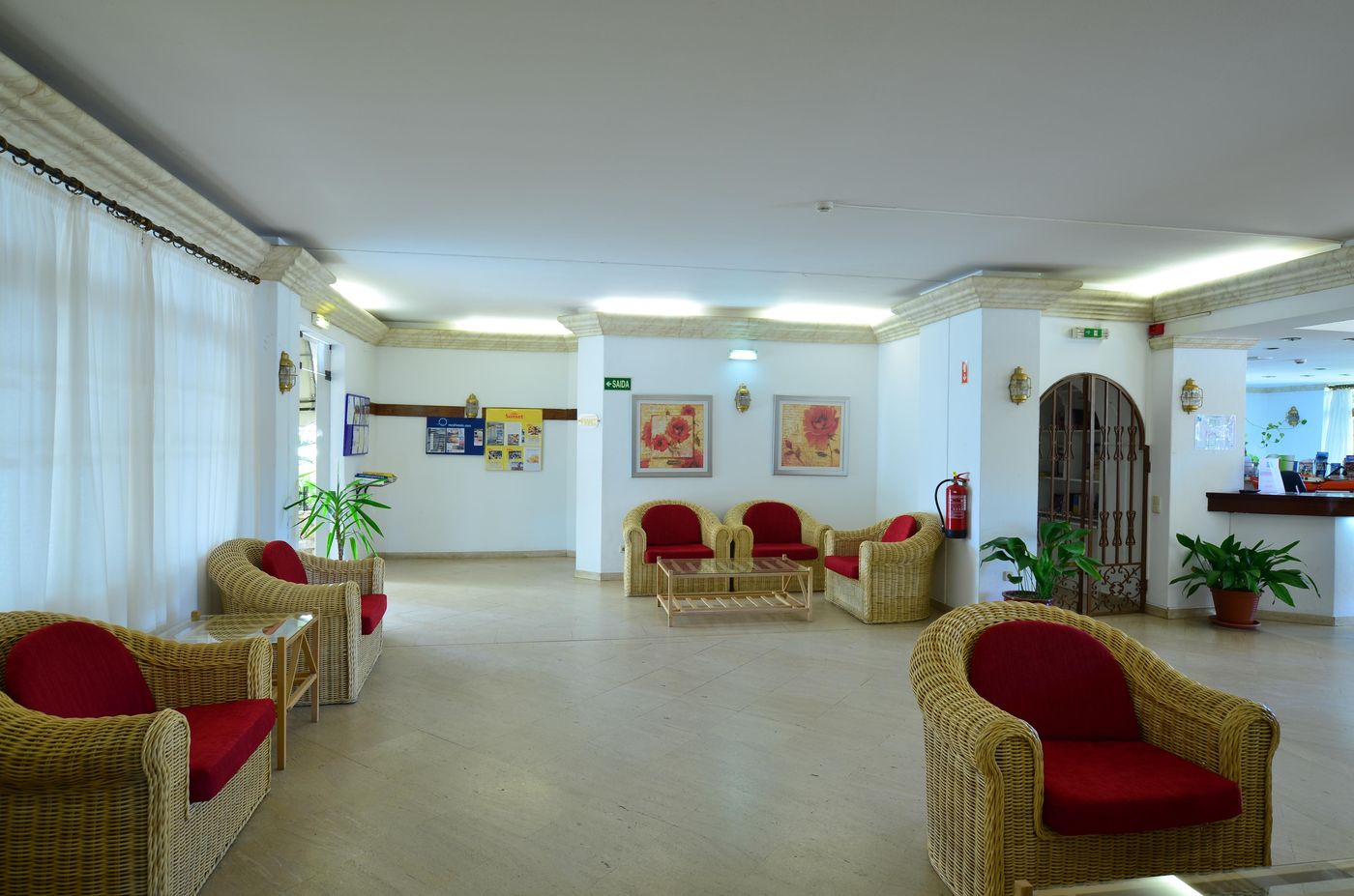 Mirachoro-Praia-Da-Rocha-Lobby-35