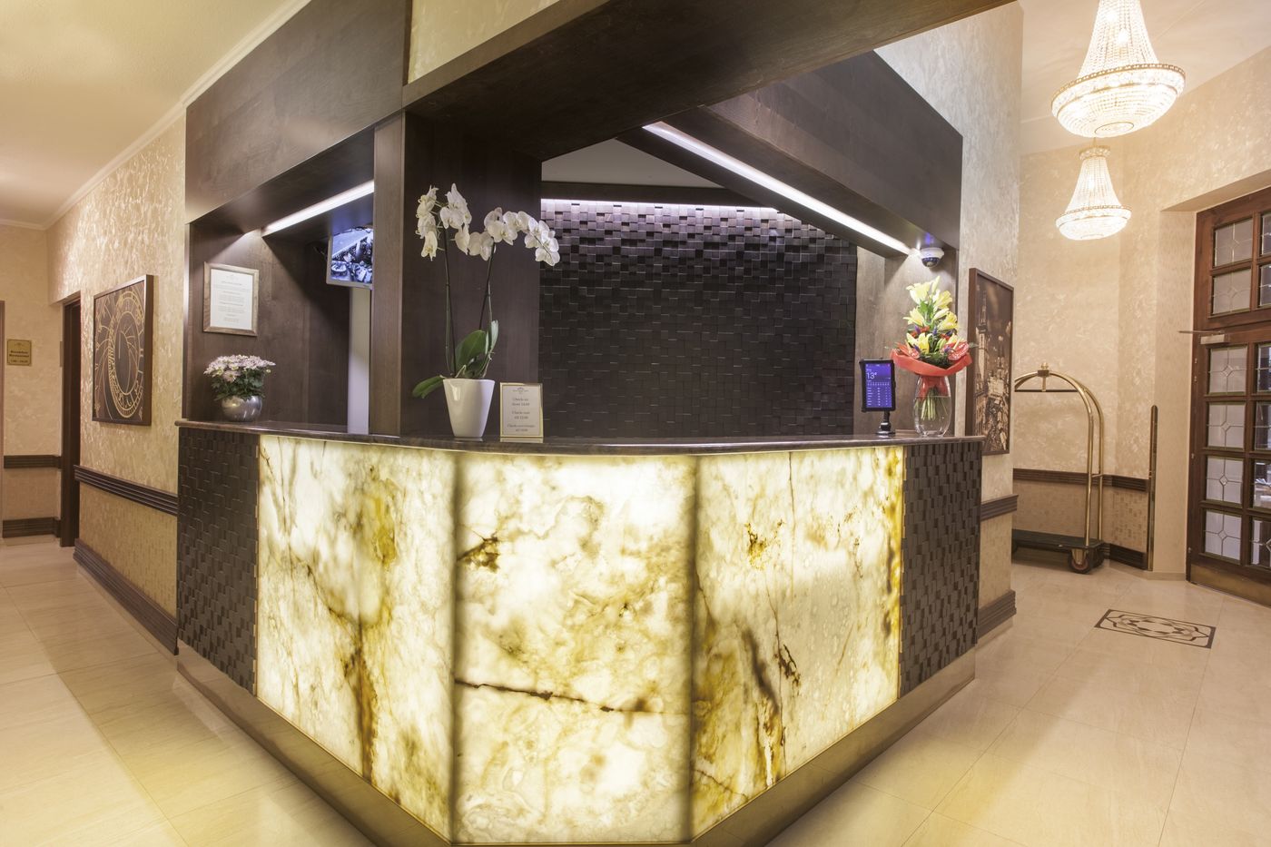 Green-Garden-Hotel-Lobby-11