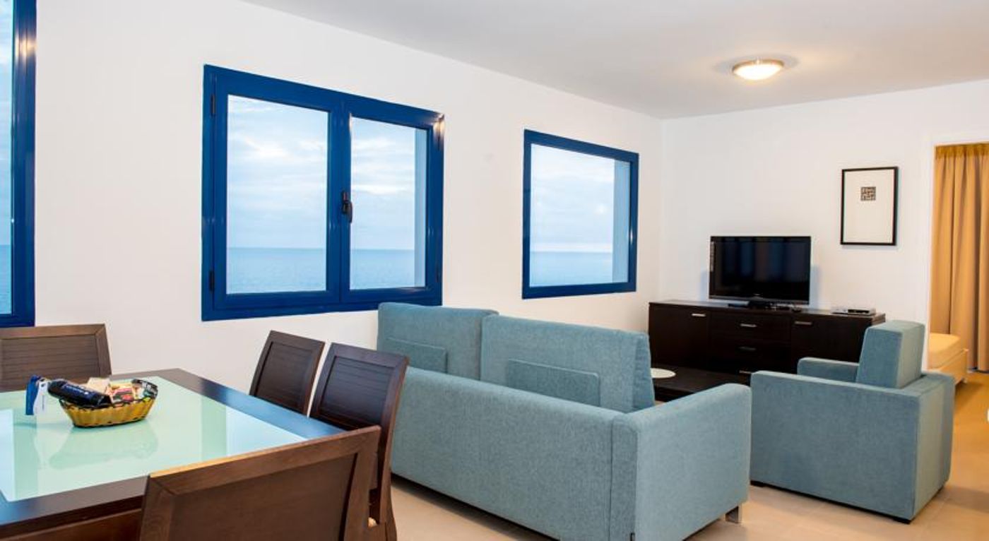 Los Caribes Apartments