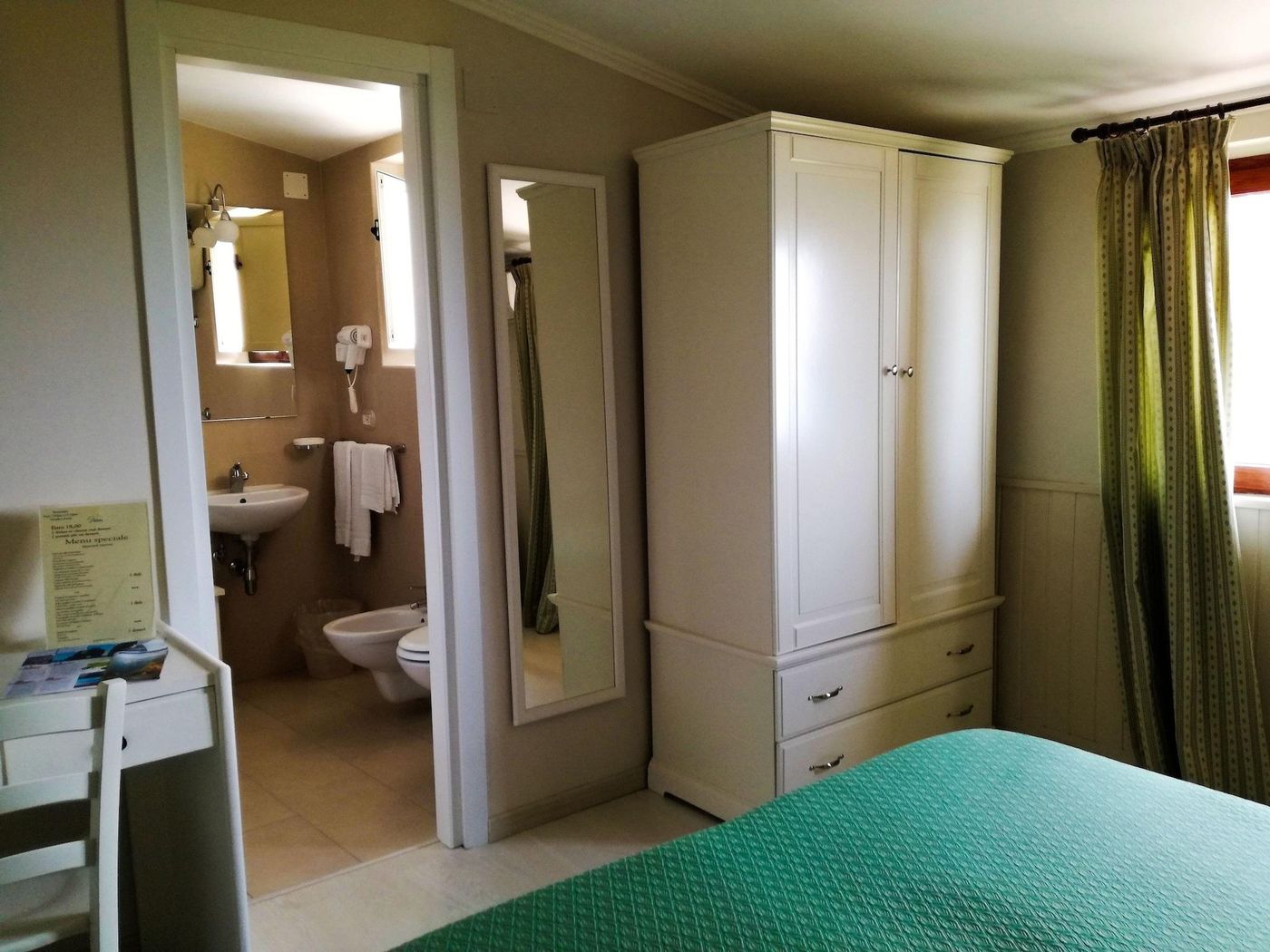 Villa-Fiorita-Room-19