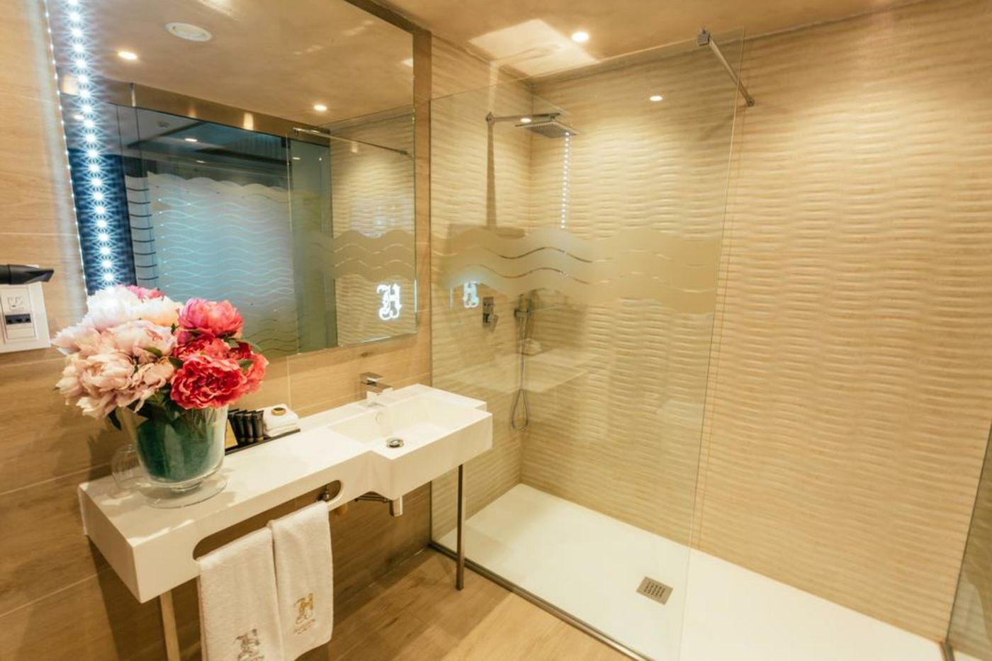 Hugo-s-Boutique-Hotel-Room-28