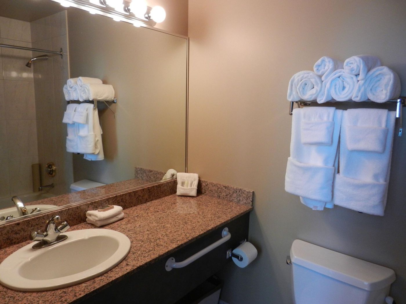 Rosedale-On-Robson-Suites-Hotel-Room-39
