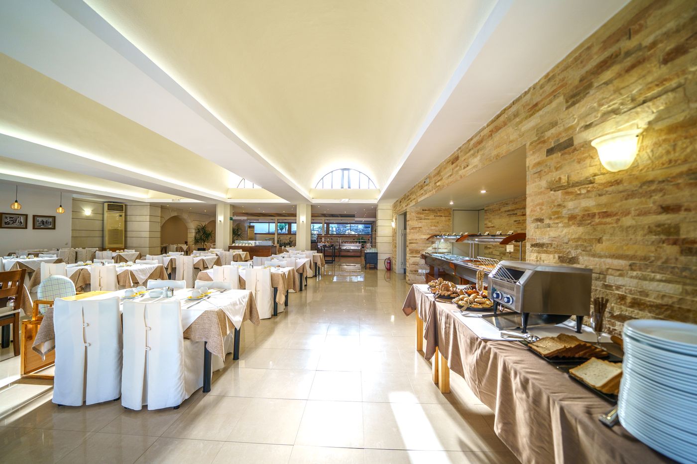 Macaris-Suites-and-Spa-Restaurant-32