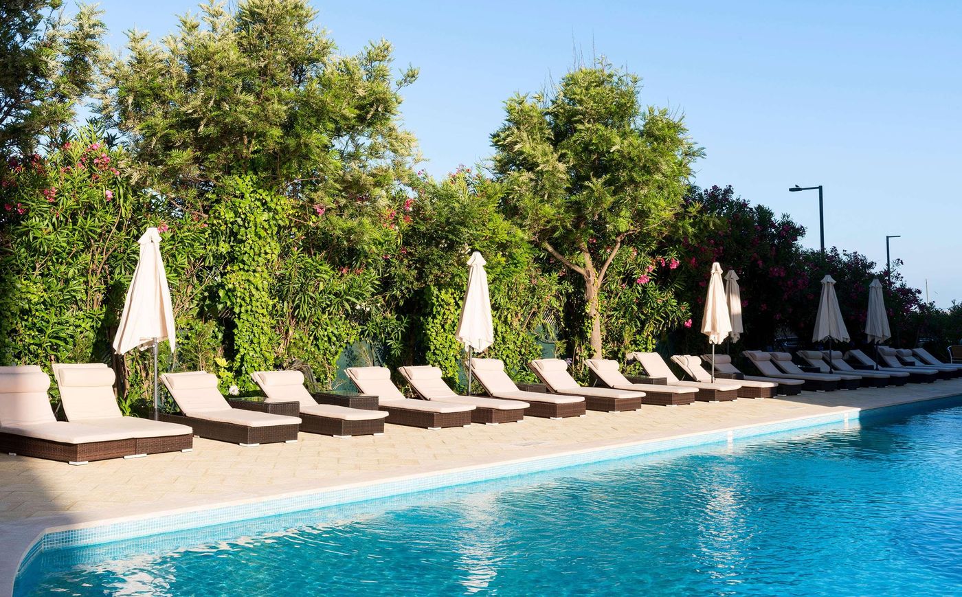 Tryp-Lisboa-Caparica-Mar-Hotel-Pool-51