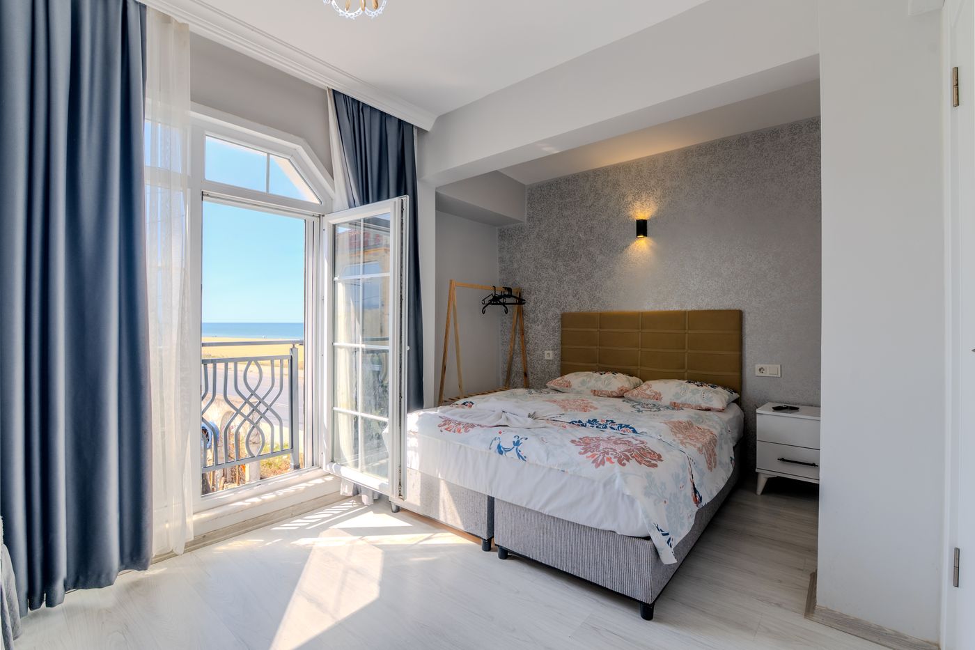 Airport-Black-Sea-Hotel---Restaurant-Room-5