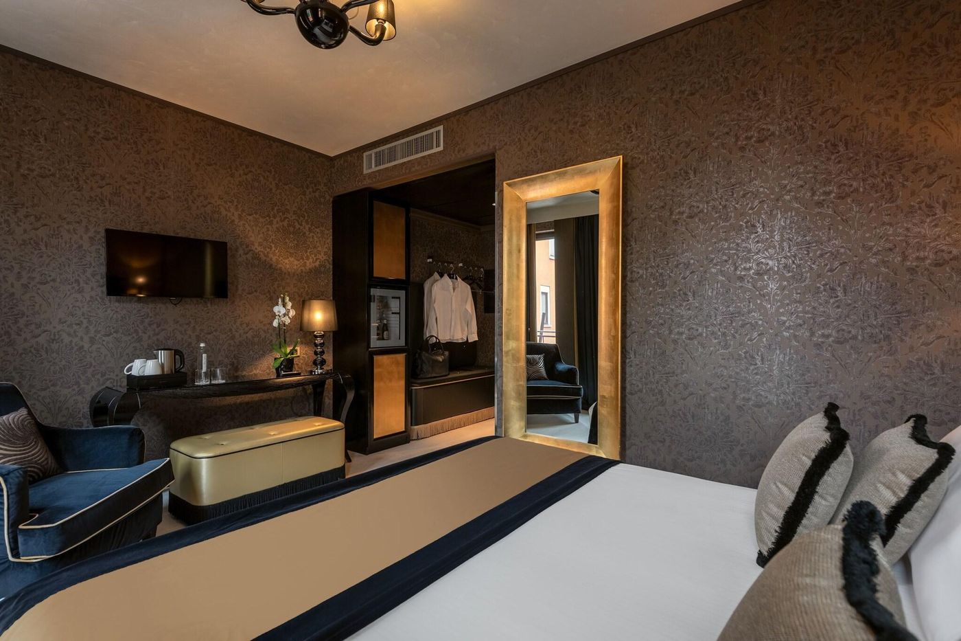 Carnival-Palace-Room-37