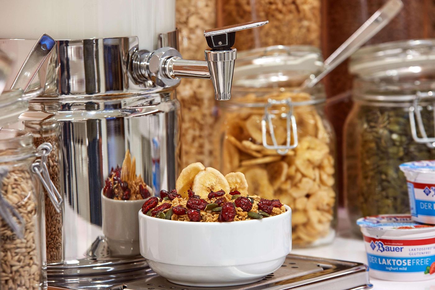 Hampton-Inn-Berlin-City-Centre-Alexanderplatz-Restaurant-37