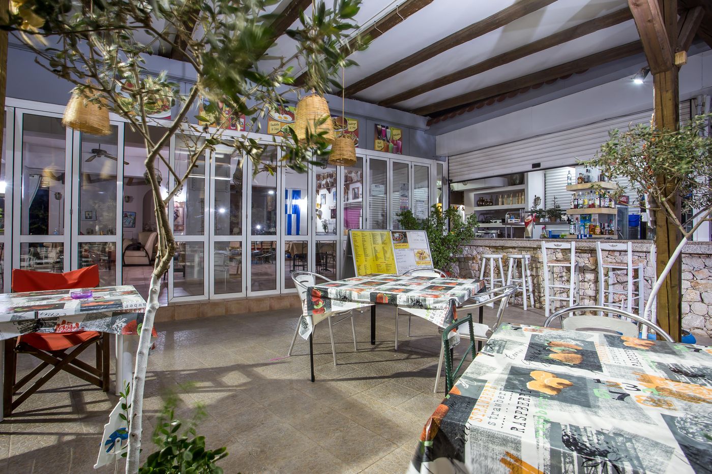 Vickys-Studios-Restaurant-39