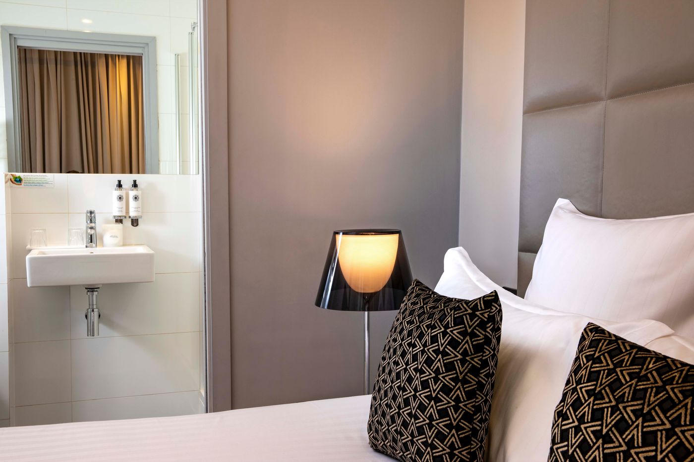 First-Hotel-Paris-Tour-Eiffel-Room-5