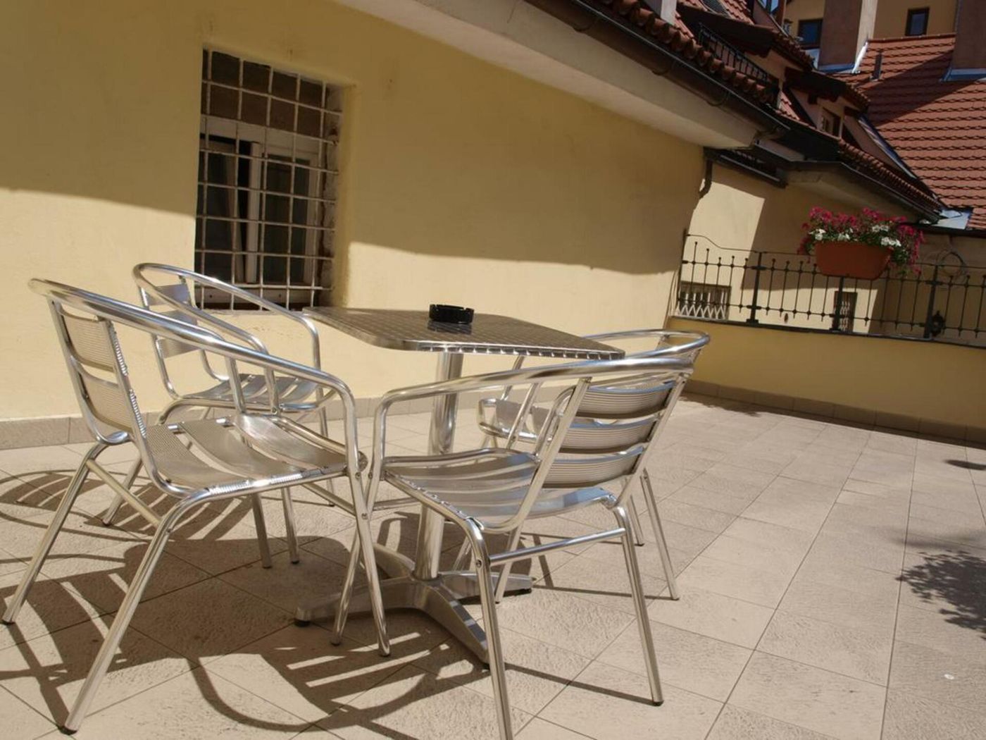 King-George-Hotel-Terrace-6