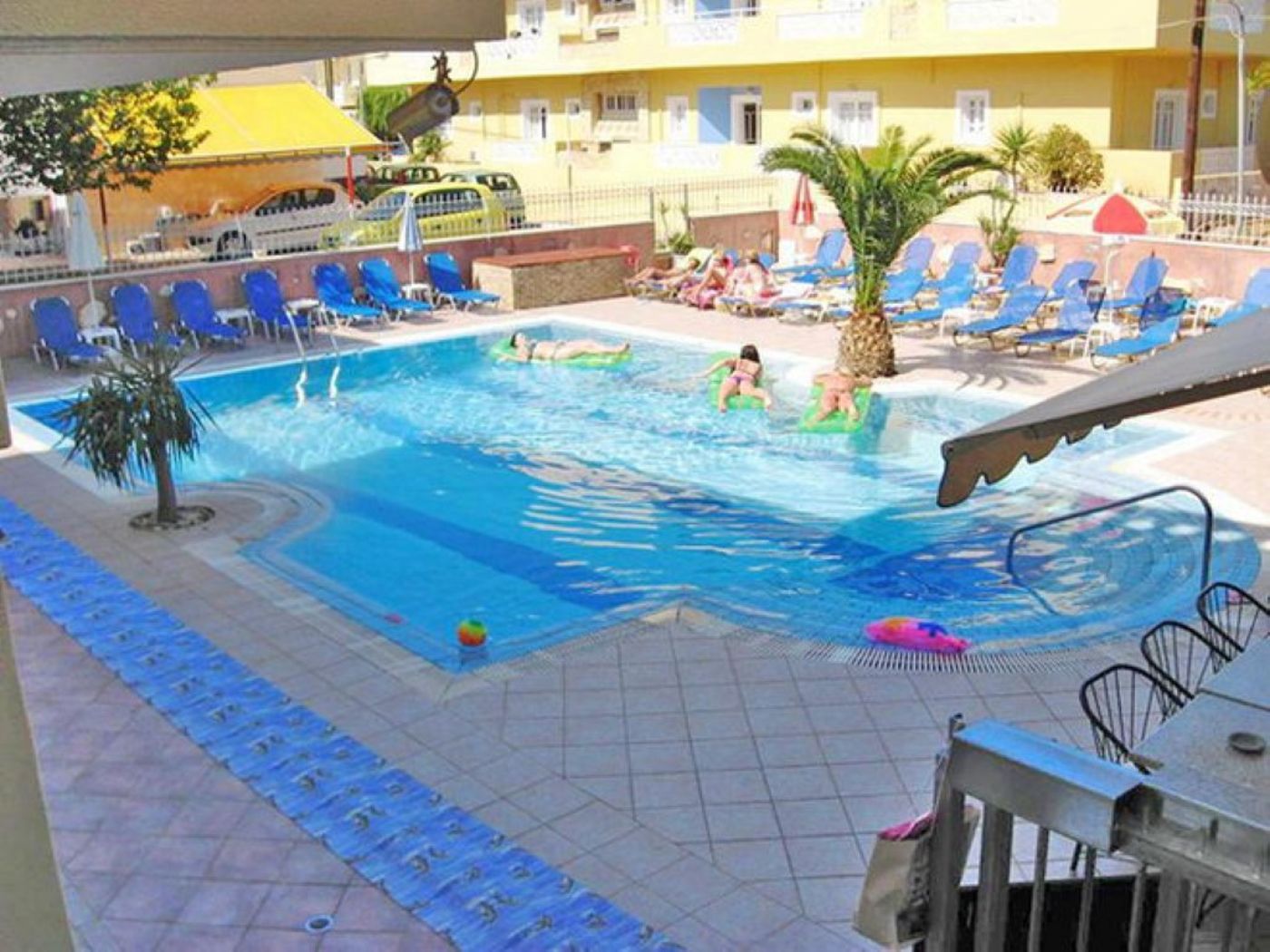 Semiramis-Apartments-Pool-6