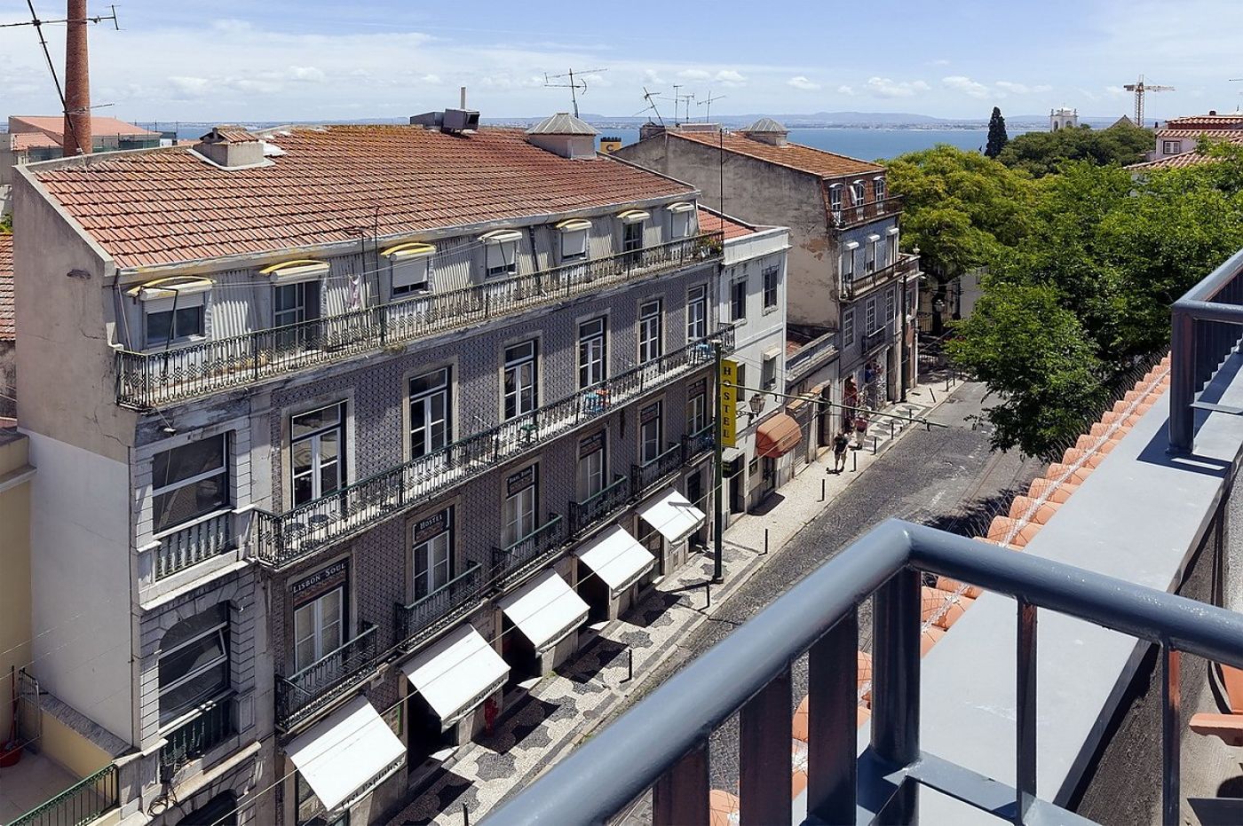 Hello-Lisbon-Castelo-Apartments-Room-1