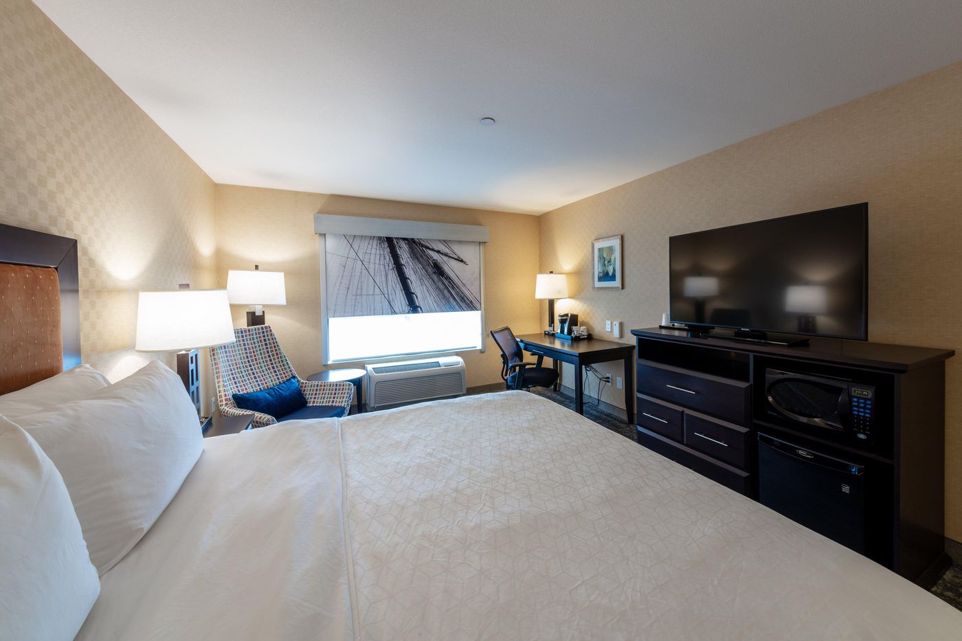 Holiday-Inn-Express---Suites-Riverport-Room-28