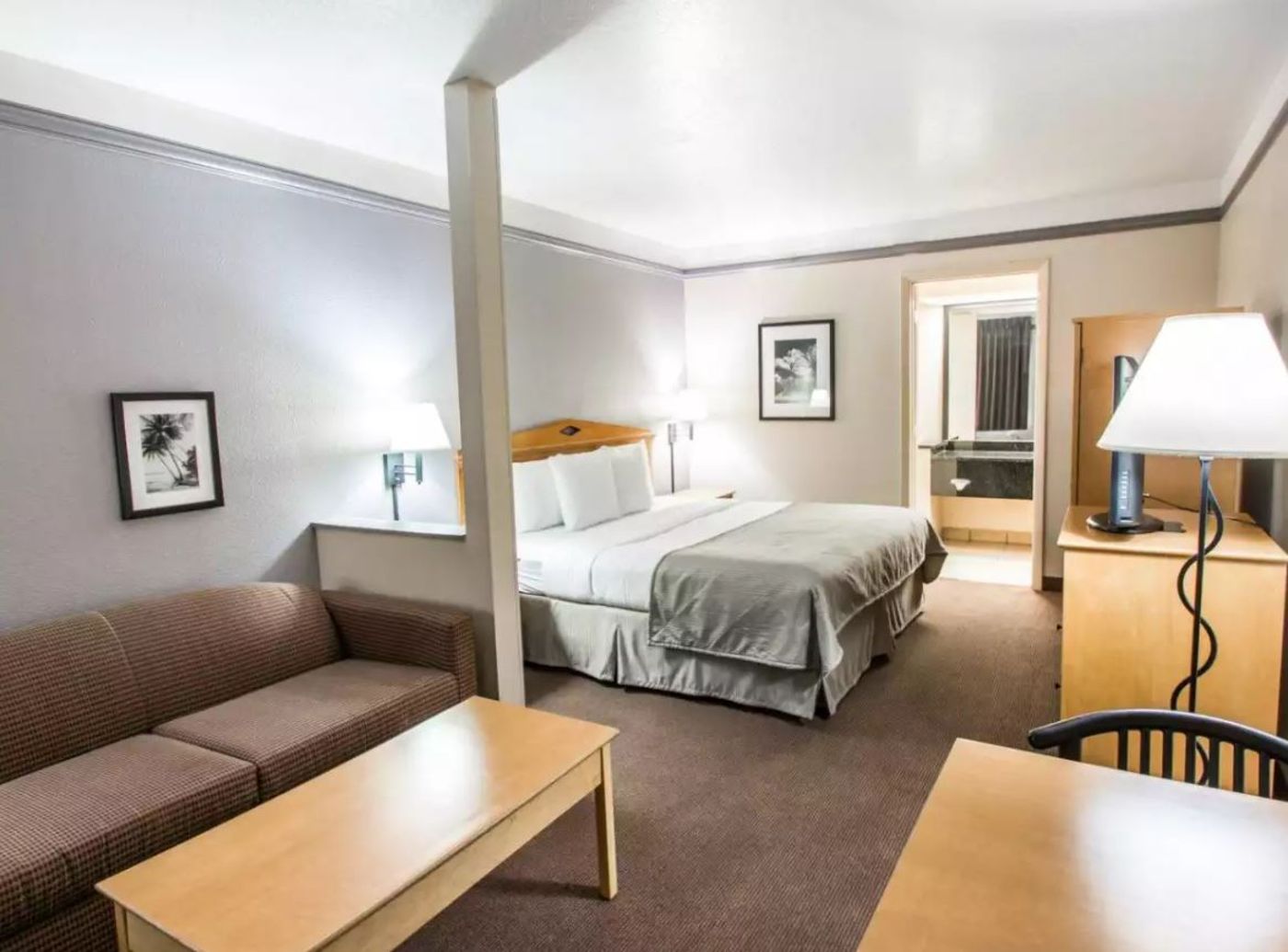 Clarion Suites Maingate