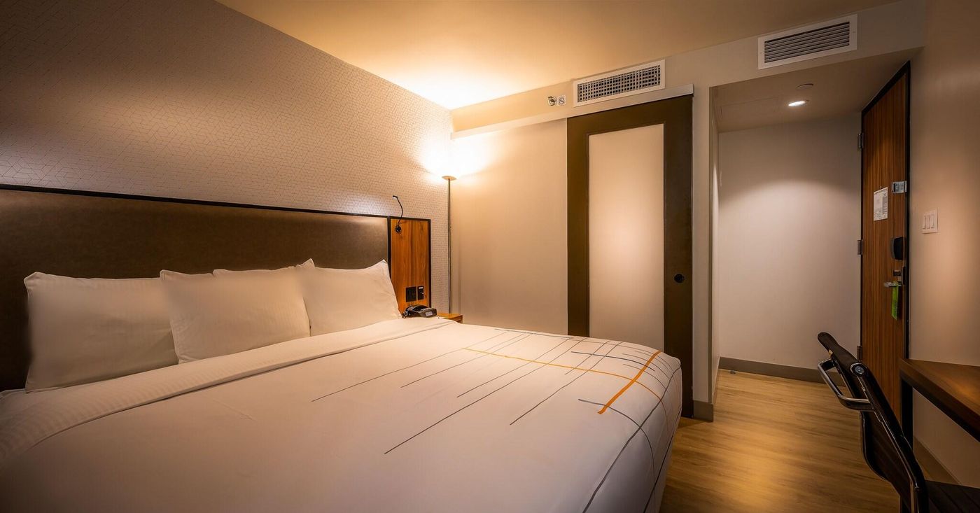 La-Quinta-Inn-and-Suites-Times-Square-South-Room-37