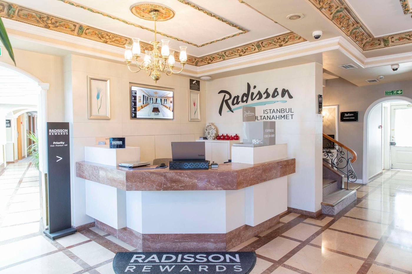 Radisson-Hotel-Sultanahmet-Lobby-16