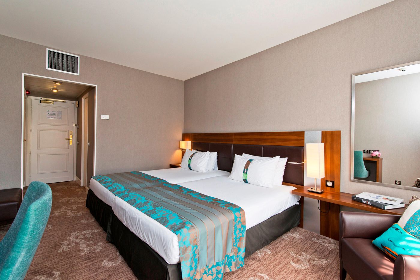 Holiday-Inn-Nice-Room-17