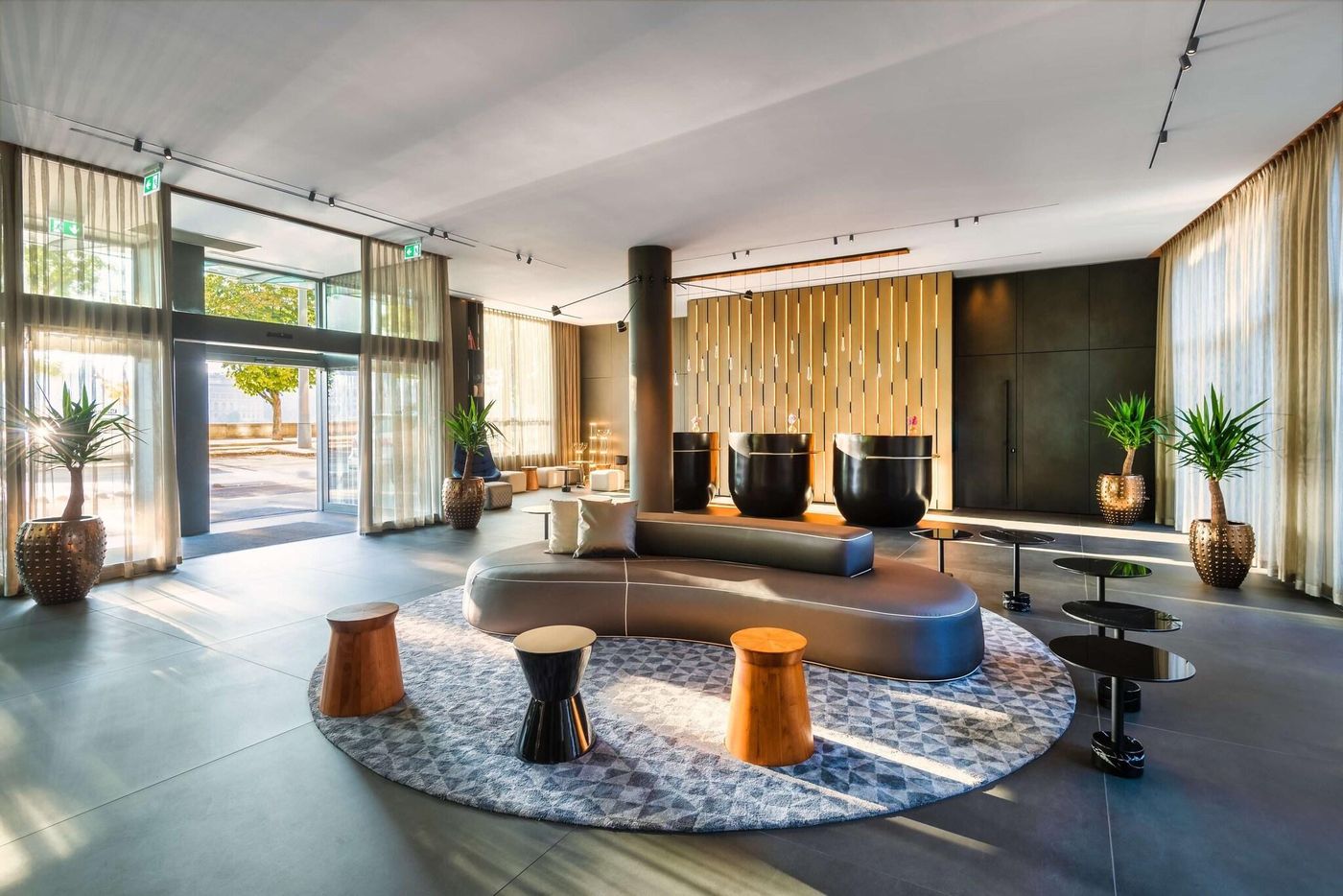 art-otel-Budapest-powered-by-Radisson-Hotels-Lobby-5