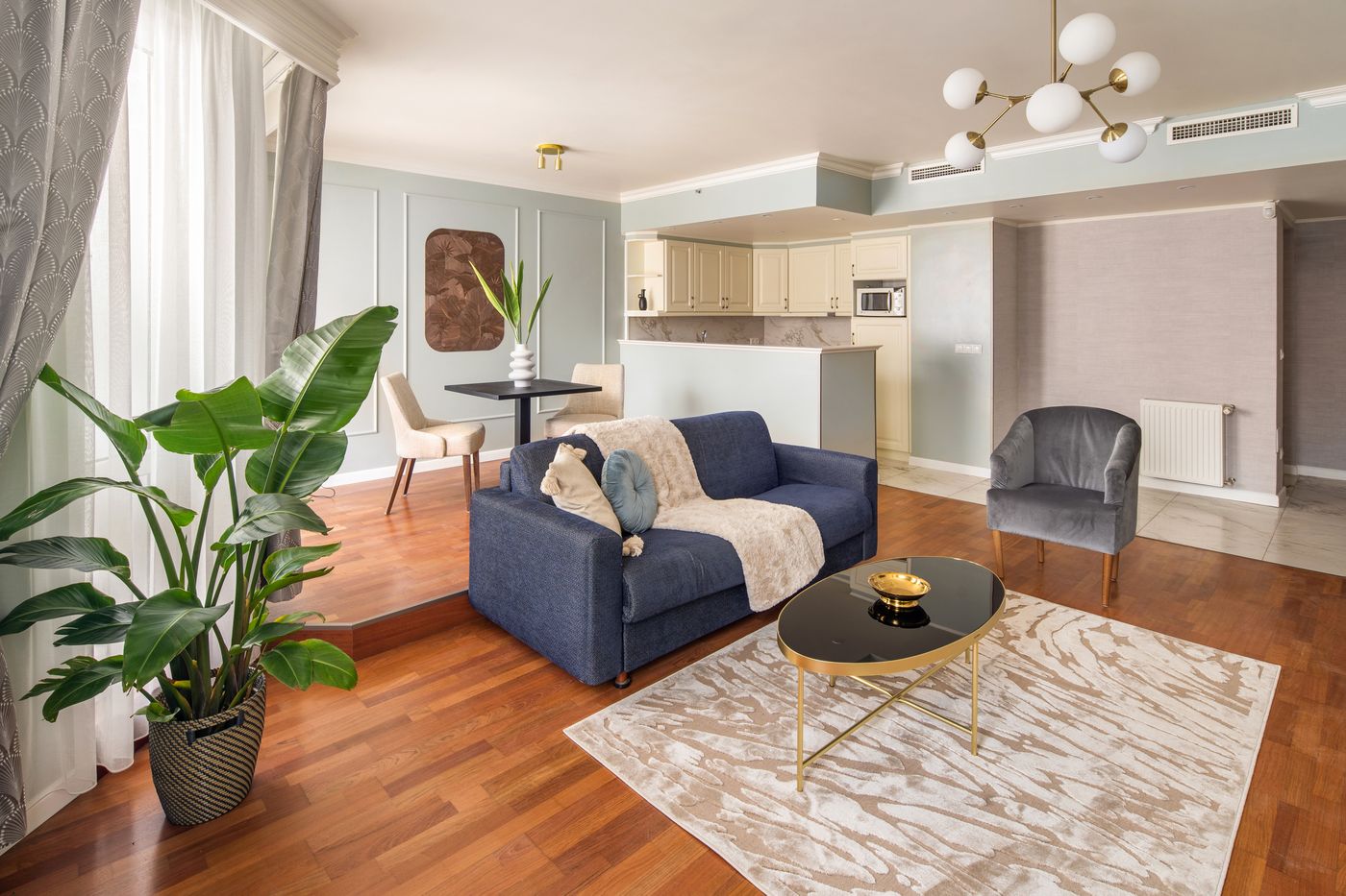 Queen-s-Court-Hotel-and-Residence-Room-3