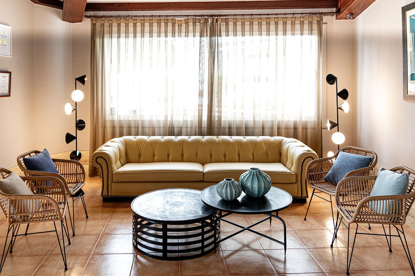 Plus-Fariones-Apartamentos-Lobby-56