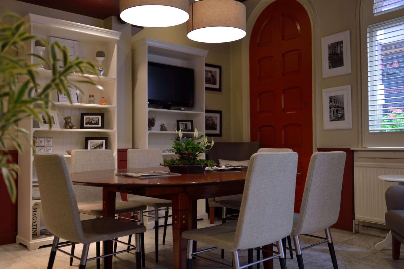 Best-Western-Dam-Square-Inn-Lobby-12