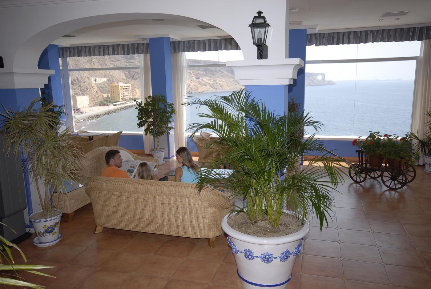 Diverhotel-Aguadulce-Lobby-22