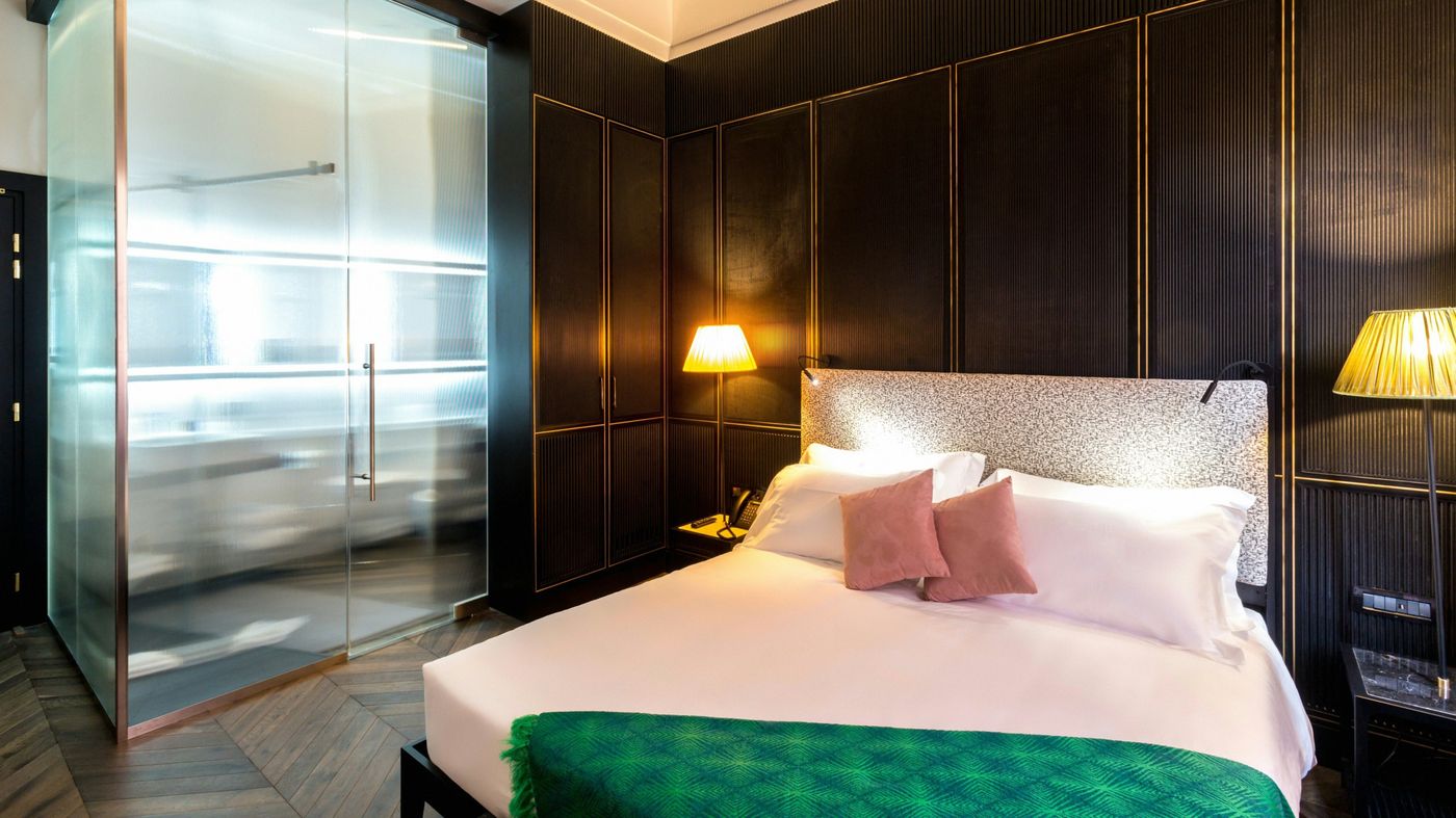 The-H-All-Tailor-Suite-Roma-Room-28