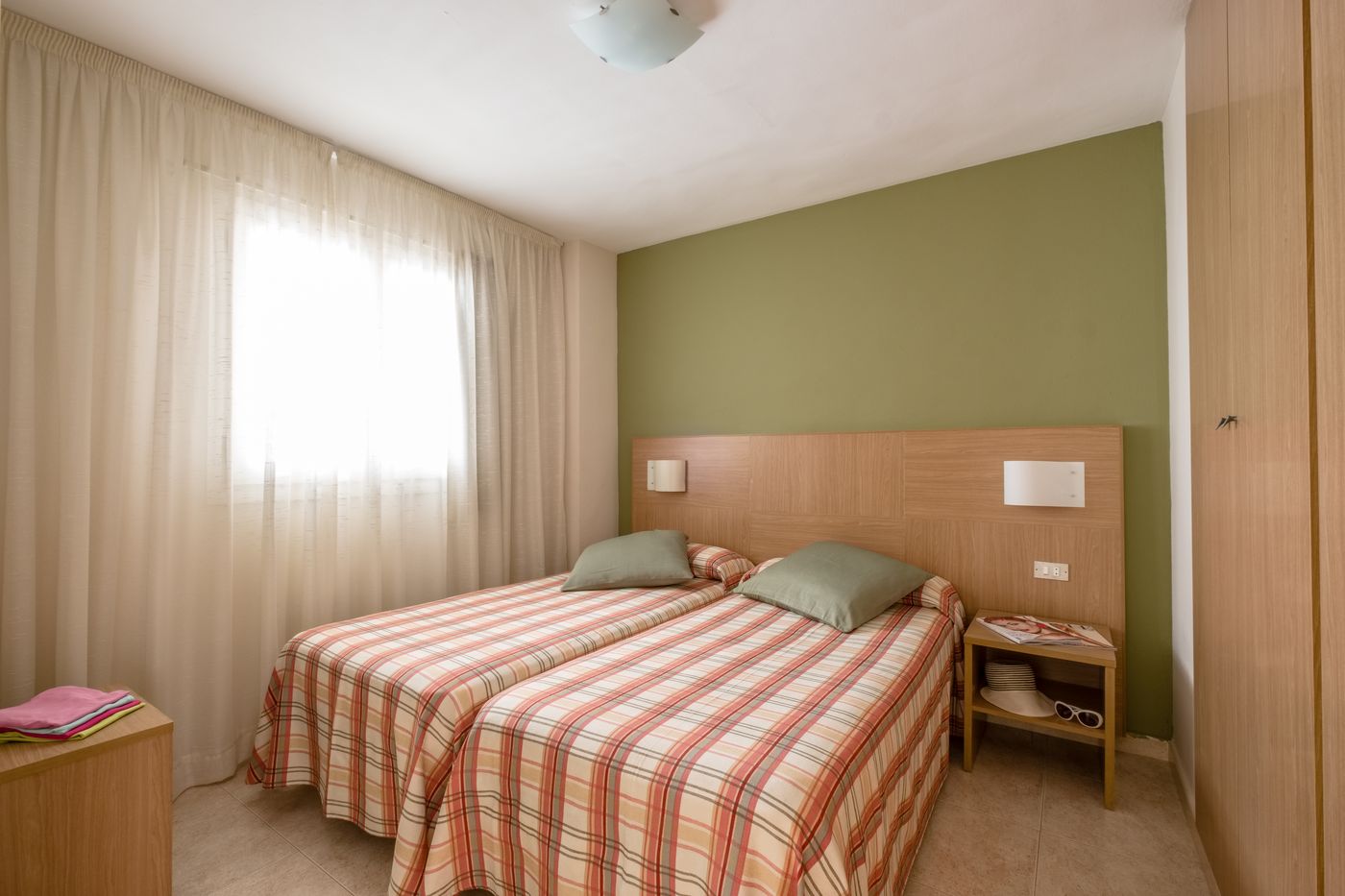 California-Apartments-III-Y-IV-Room-16