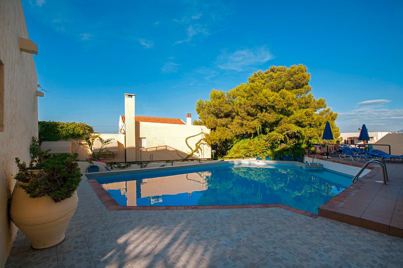 Sundance-Apartments---Suites-Pool-1