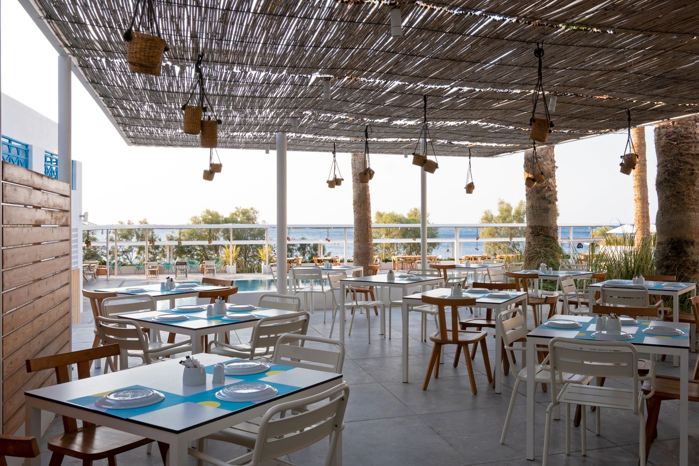 Kamari-Beach-Restaurant-15