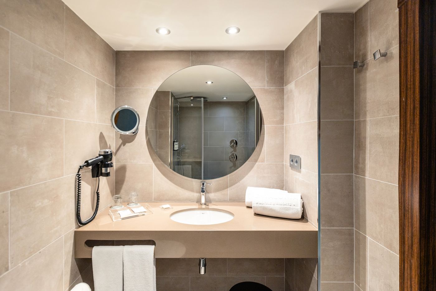 Catalonia-Oro-Negro-Room-34