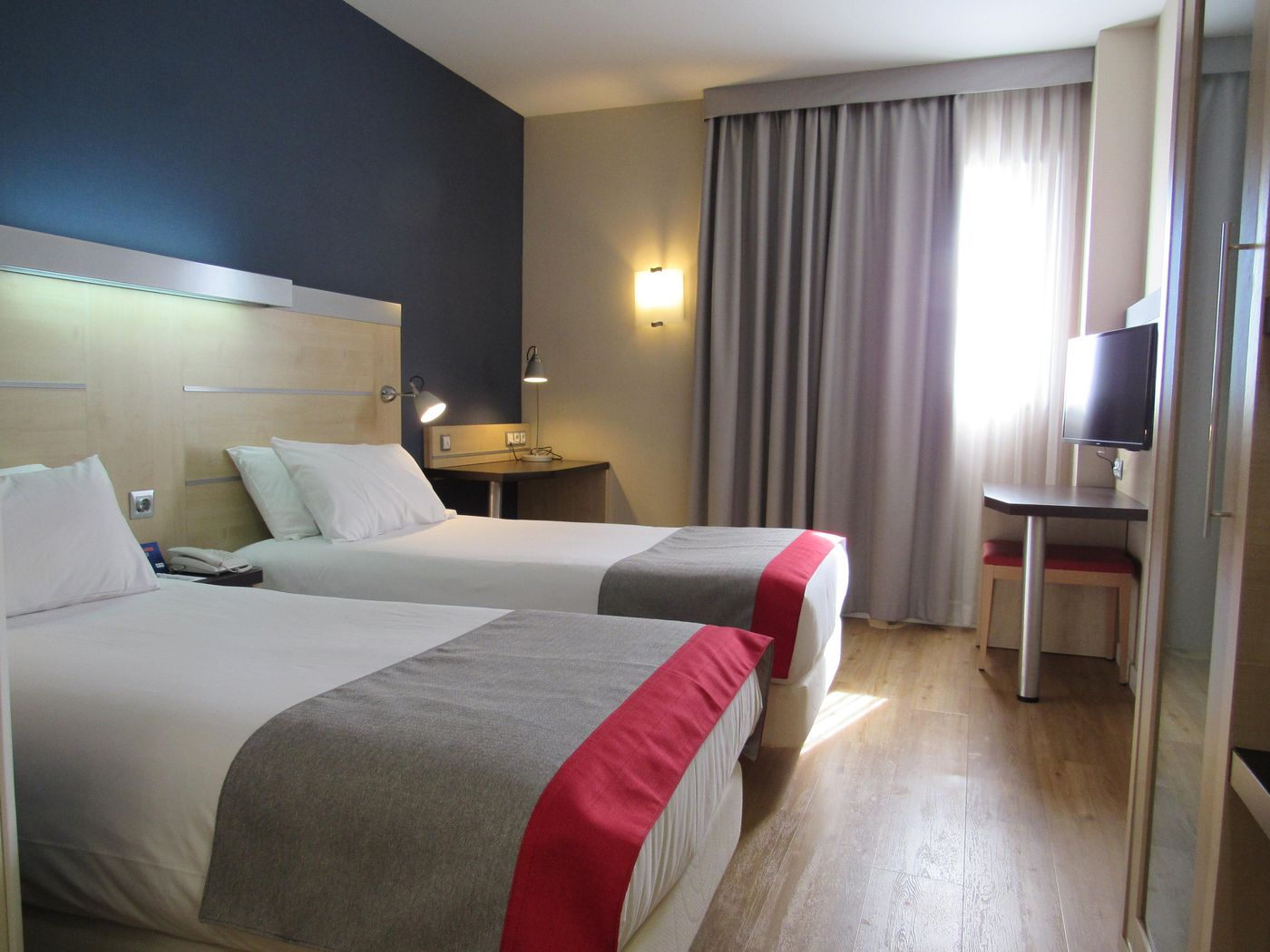 Holiday-Inn-Express-Malaga-Airport-Room-4