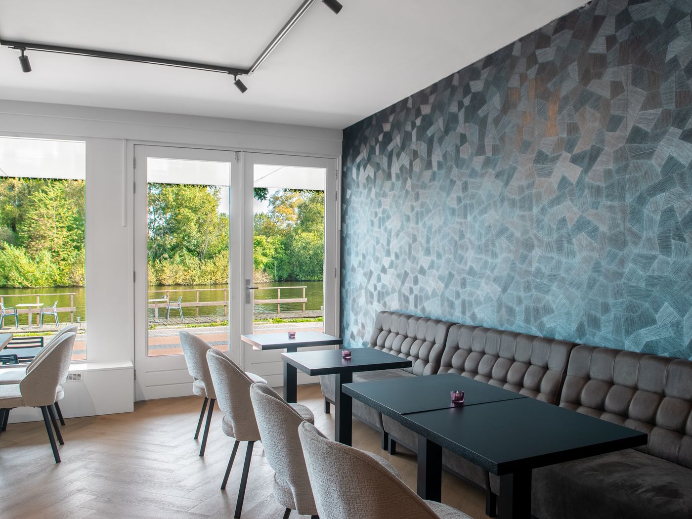 Amsterdam-Lake-Hotel-Lobby-15