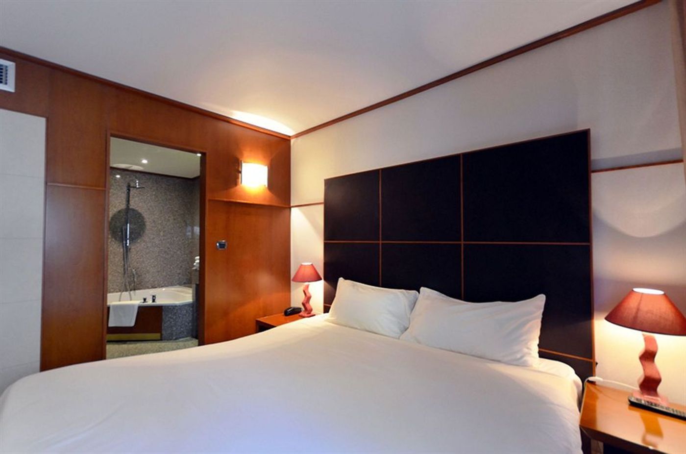 Goldstars-Resort---Suites-Room-17