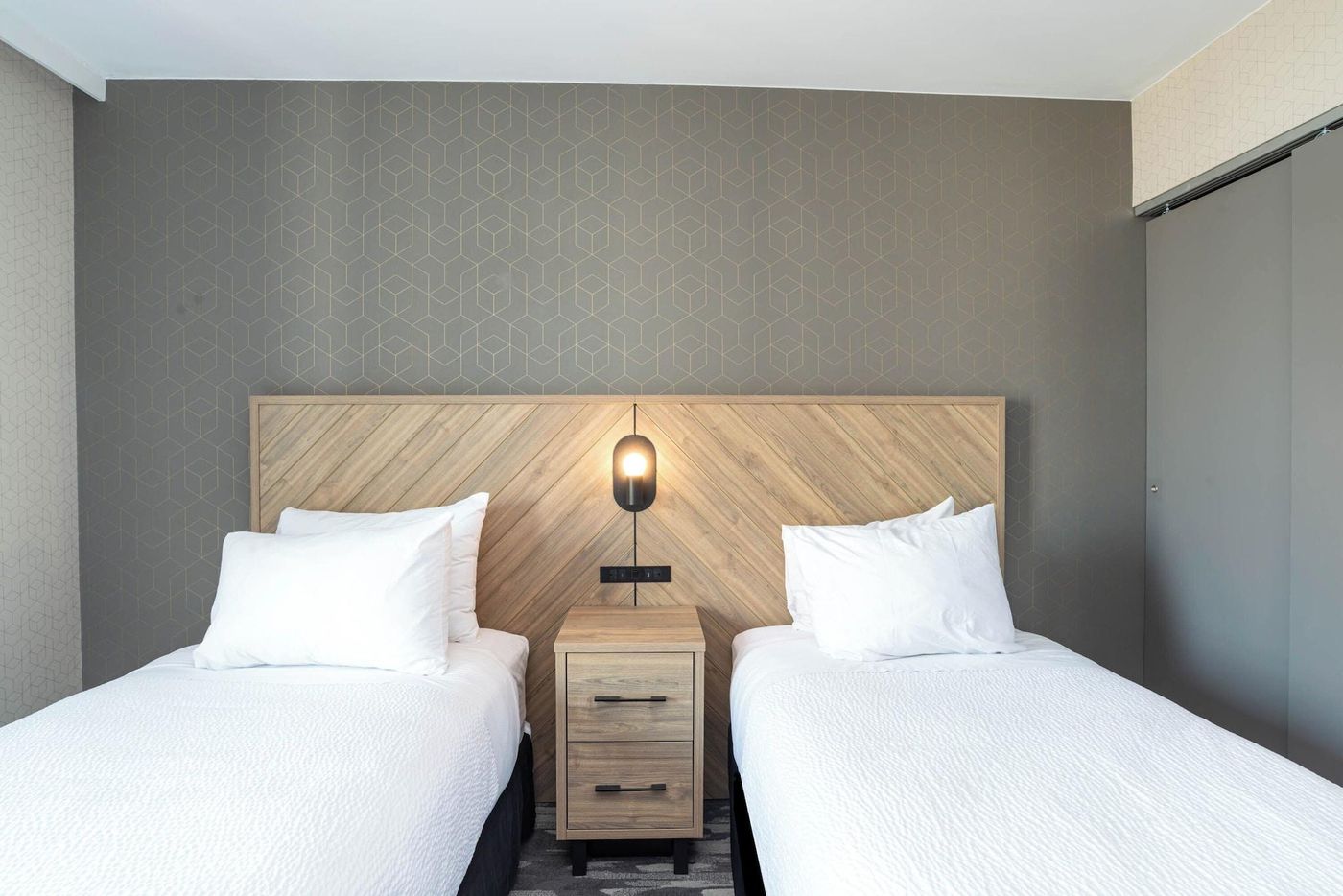 Sandman-Suites-Davie-Room-41