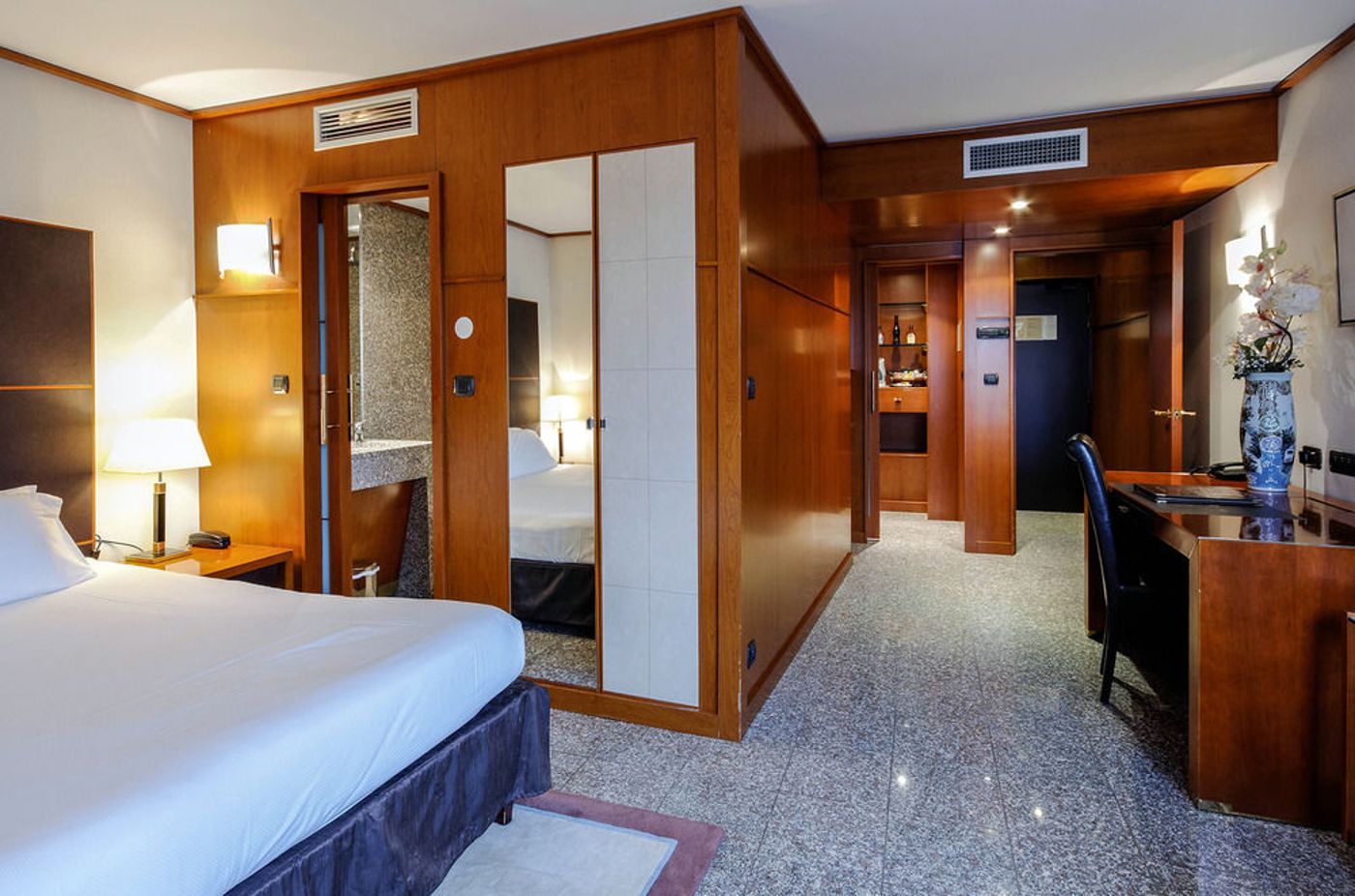 Goldstars-Resort---Suites-Room-9