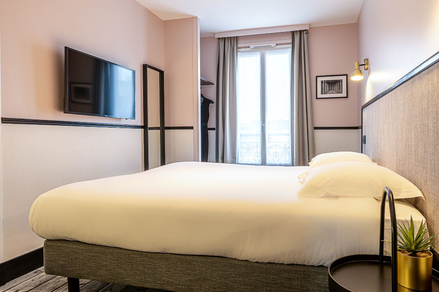 At-Gare-du-Nord-Room-17