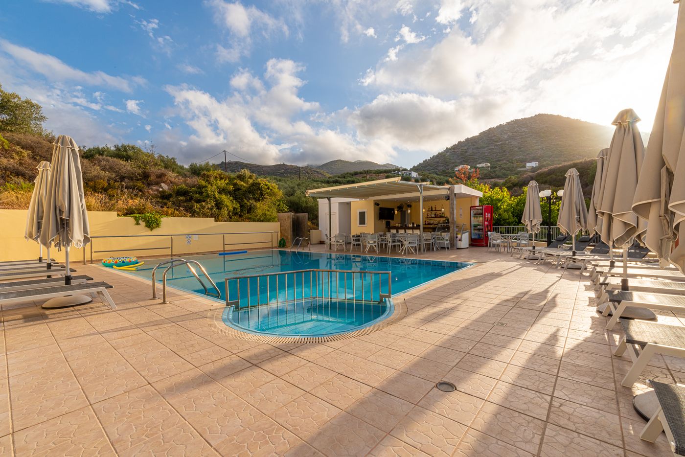 Elpis-Studios---Apartments-Pool-7